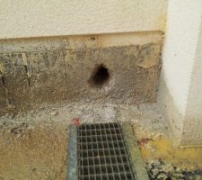 Per&ccedil;age d'un trou pour que l'eau qui viendrait de derri&egrave;re  s?&eacute;vacue vers le caniveau....
Bricolage de Maison BELL....