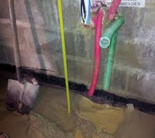 Apr&egrave;s de fortes pluies de la de l'eau et de la boue est venue par les gaines dans le sous-sol...
(Fin juillet) Car un trou b&eacute;ant &agrave; &eacute;t&eacute; laisser pendant tout le mois d'aout...