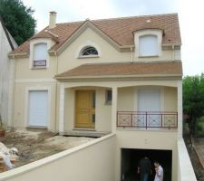 Façade de notre maison après que l'enduit est séché.