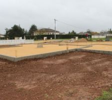 Vue arrière de la maison avant de couler la dalle