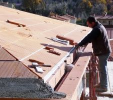 Pose du plancher de briques entre "omega" 
Maçonnage du débord