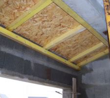 Toit sur l'avancée du garage