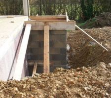 L'escalier de sout&egrave;nement ext&eacute;rieur vu de derri&egrave;re.