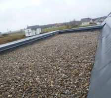 Etanchéité: Gravier de lestage sur accrotère en place