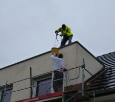 Etanchéité: Hissage du gravier de lestage sur accrotère