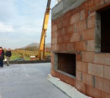 Dalle garage coulée. A droite, fenêtre basse donnant dans la cage d'escalier, fenêtre haute vers SDB parents.
