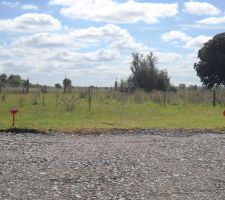Entr&eacute;e de notre terrain entre les 2 bornes.