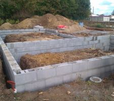 Elevation des murs de sousbassement (5 rang de parpaing) compte tenu d'argile dans le sol, le MO a fait le choix de faire la maison sur une dalle portée sur coffrage perdu pour faire un vide sanitaire.