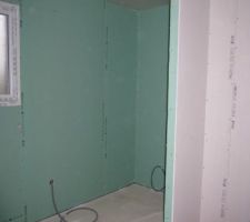 La salle de bain, sa future baignoire.. son placard