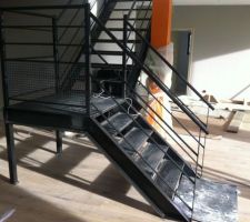 L'escalier est enfin posé ;)