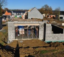 Vue côté jardin avec la baie de 4m   préparation de la dalle pour la terrasse