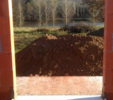 La vue par la baie de notre chambre...Bon ,une fois le tas de terre et les tas de bois à faire brûler réduits ,ce sera GENIAL...