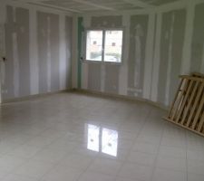 Carrelage pos&eacute; dans le salon - salle &agrave; manger