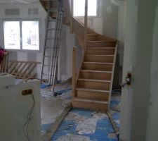 L'escalier, récupéré dans l'ancien pavillon démoli, est en cours de montage... Il va nécessiter quelques réglages, les cotes n'ayant pas été prises correctement !