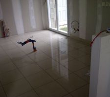 Carrelage de la cuisine (le m&ecirc;me que dans le reste du rez de chauss&eacute;e et du couloir de l'&eacute;tage).
A noter les attentes pour l'ilot central