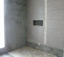 Début pose faïence salle de bain du bas