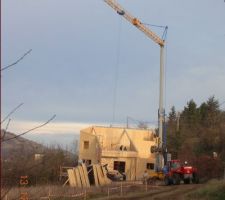 Une grue a été installée pour finir le montage de l'ossature