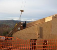 Une grue a été installée pour finir le montage de l'OSB