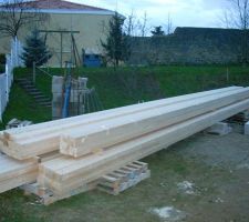 Premi&egrave;re livraison de la charpente.