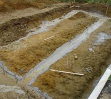 On peut voir la terre qui c'est eboulée sur le beton.