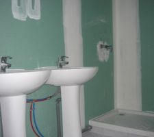 La salle de douche des enfants : il manque la faience et un meuble double vasque