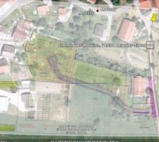 Voici une vue aérienne extraite de Google Earth, avec en superposition le plan de masse complet. Le haut de l'image est orienté au nord.
Notre terrain est le lot n°2, au milieu.