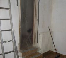 Voilà les marches à détruire. Cette porte sera supprimée pour simplifier la circulation dans la maison