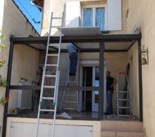 La véranda en cours de démontage par les acheteurs.