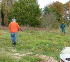 Une belle journ&eacute;e de Novembre, d&eacute;broussaillage du terrain.