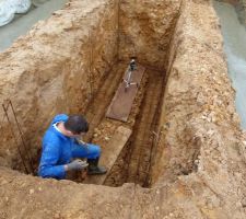 Après avoir creusé les fondations, ferraillage...