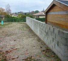 Mur de 1m80 réalisé par le vendeur