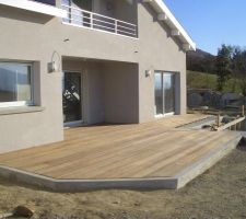 Terrasse bois ipé sur longrines béton