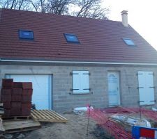 Les portes et fen&ecirc;tres sont en places, la maison commence &agrave; ressembler &agrave; quelque chose!
Les goutti&egrave;res sont toujours mont&eacute;es dans le muavais sens, et le CDT injoignable...