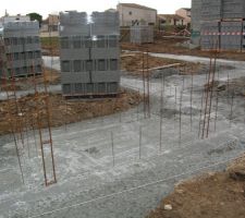 Fondation du porche d'entr&eacute;e , en arriere plan les agglo &agrave; brancher du vide sanitaire