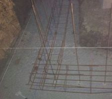 Ferraile pos&eacute; sur la premiere fondation en gros beton de 30 cm
tige droite fix&eacute;e dans dans les ferrailles afin de tenir dans les fondations et permettant de supporter les agglo a brancher du vide sanitaire