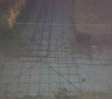 Renfort avec des ferrailles carre de 120 aux angles de la maison pour un appuie sur la semelle de 30 CM DE PROFONDEUR EN GROS BETON