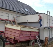 Etanchéité du garage: mise en place du gravier de lestage. Le gravier a été monté à la pelle de la remorque jusqu'à la brouette placée sur le toit