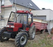 Etanchéité du garage: mise en place du gravier de lestage. Les 4,6 tonnes de gravier ont été acheminé avec le tracteur et la remorque du pépé