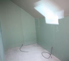 Salle de bain &eacute;tage, la baignoire tient dans le fond,