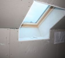 Velux couloir avec des tablettes