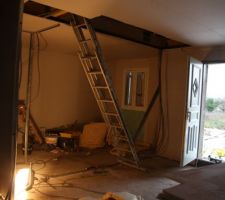 Photo entr&eacute;e et de la chambre du bas pas encore cloisonn&eacute;.