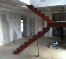 L'escalier vu du coin salle à manger...