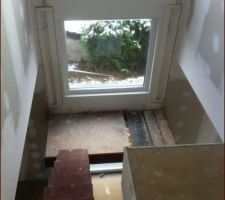 Escaliers vu du haut... Les planches de bois sur le palier seront remplacées par une plaque de verre. On distingue les futurs éclairages Led de chaque côté du palier.