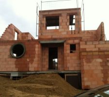 Fa&ccedil;ade est avec l'entr&eacute;e et la sdb des enfants dans le cube