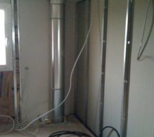 Le conduit de cheminée ainsi qu'une cloison avec ses rails pour fixer la laine de verre