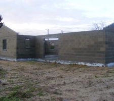 Vue du terrain a l'arriere une terrasse va prendre sa place sur ce cote a l'interieur du L avec un trotoir en prolongement pour faire le tour de la maison, le chassis et celui de la salle d'eau de la suite parentale