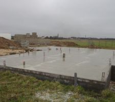 Temps gris et froid, mais pas gelé
les trois toupies de béton hydrofuge ont été coulées ce matin
