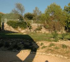 Butte ou nous avons planté pas mal de plantes avec arrosage automatique pour éviter des éboulements en cas de fortes pluies( phénomène cévenol).