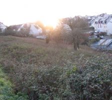 Le terrain vu du bas de la rue..