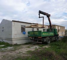 J'achète mes poutres chez Chauss?? et c'est Philibe?? qui me les met en place ! 
Logique quoi ! C'est le service façon Chauss?? !!!!